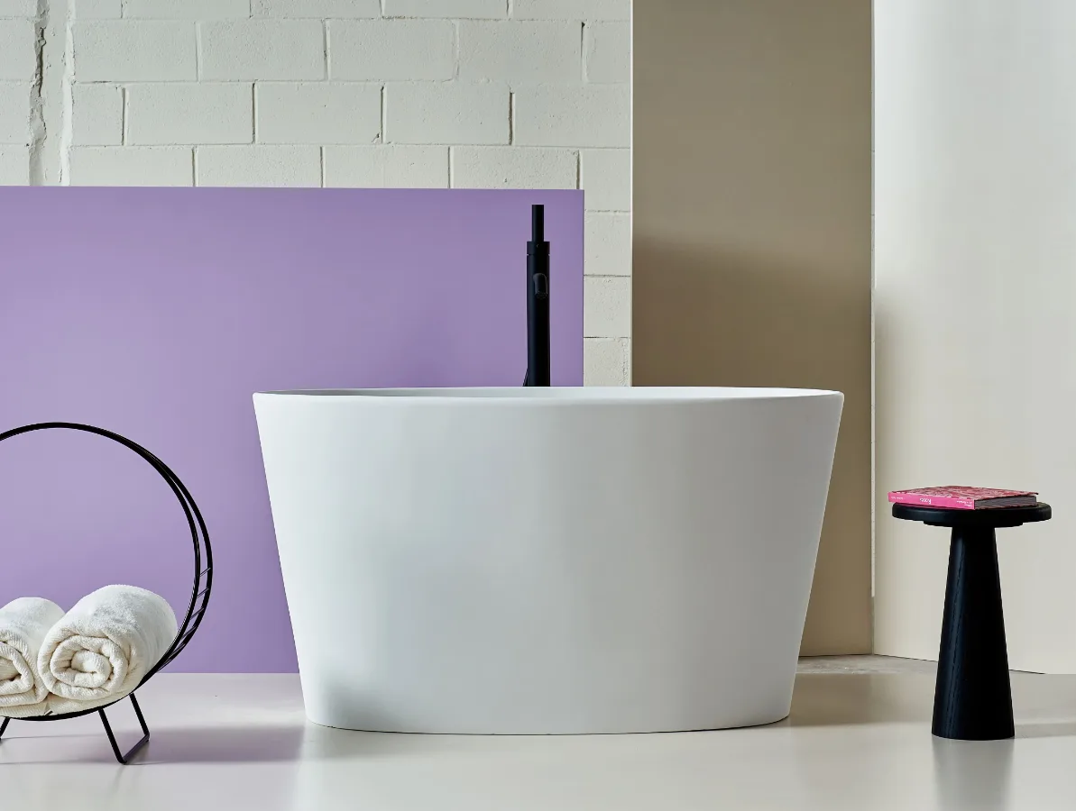 Banheira oval Banho Mais BM04 para 1 pessoa em Solid Surface com 120cm, vista frontal detalhada