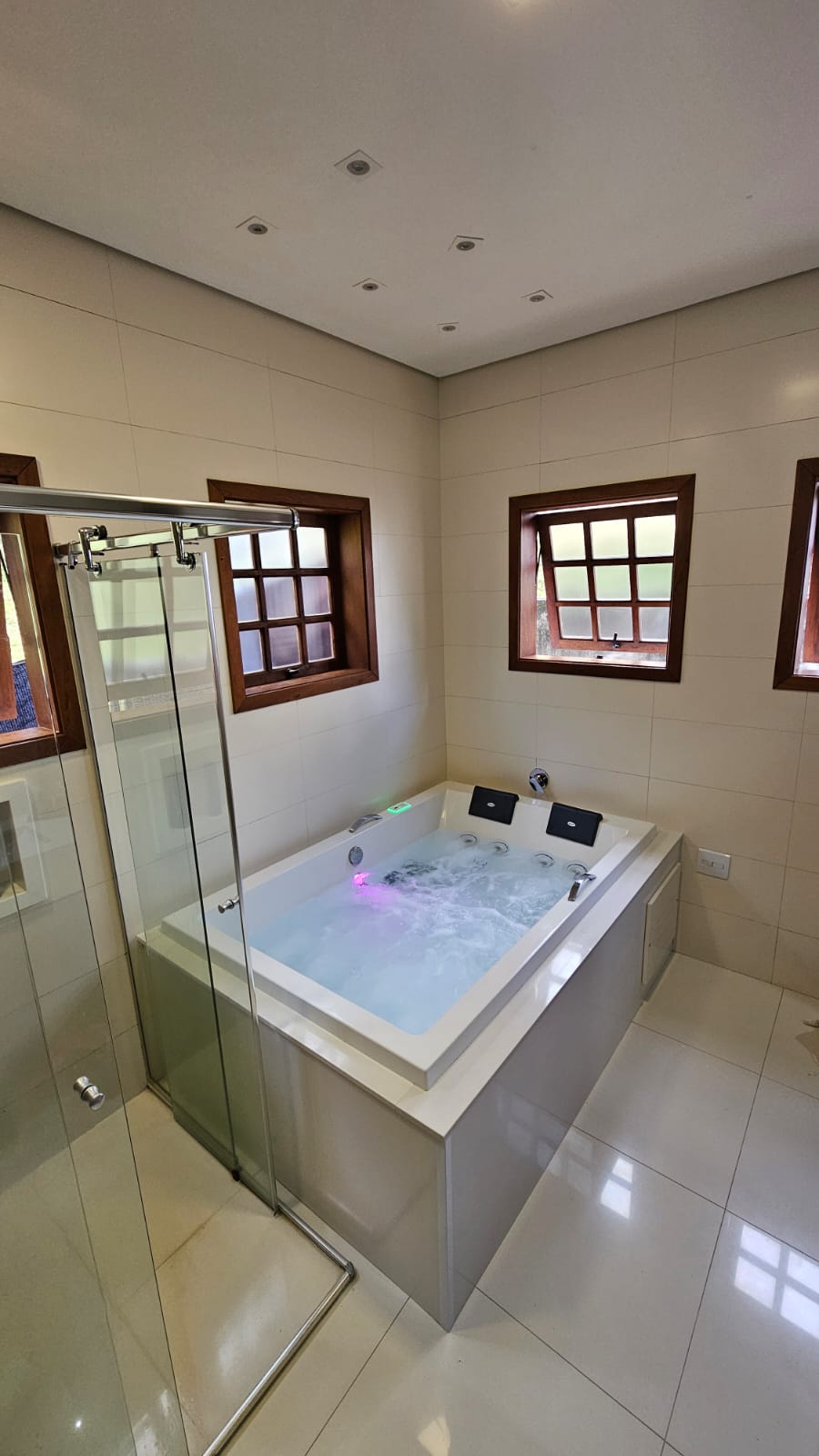 Banheira Pieta Dupla Jacuzzi Instalada ao lado do Box