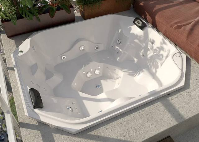 SPA Mondialle Piccolo para 4 pessoas com 6 jatos, 2,10m de comprimento vista frontal