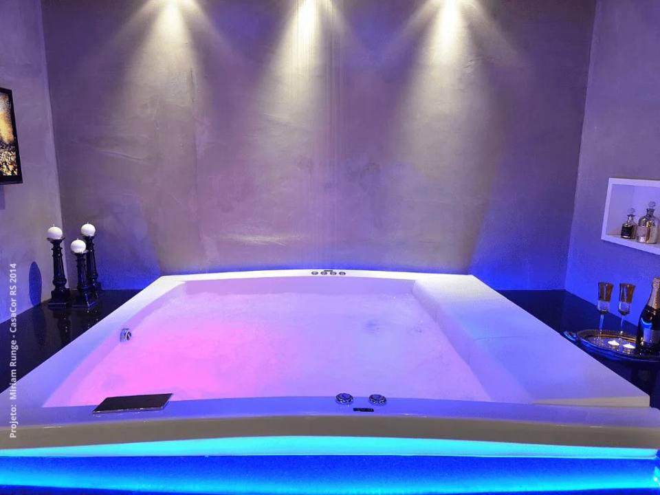 Banheira Axell Concept Tub para 3 pessoas com 50 jatos, vista frontal detalhada do design retangular