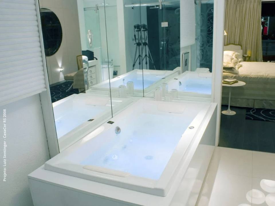 Banheira Axell Duo Clean para 1 pessoa com 13 jatos vista frontal detalhada