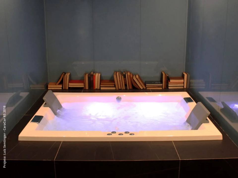 Banheira Axell Inspiryon para 2 pessoas com 45 jatos e sistema de hidromassagem vista frontal