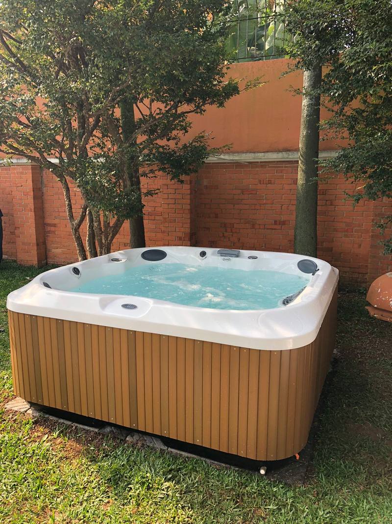 Spa Jacuzzi J220 com gabinete em área de lazer com paisagismo