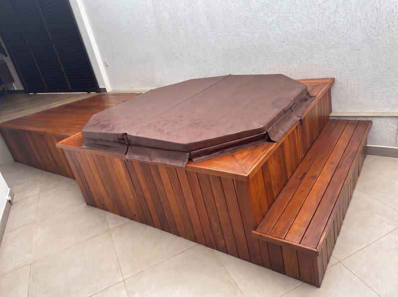 O mesmo spa Piccolo fechado com capa térmica sobre o deck de madeira