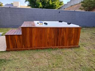 Spa Veneza 2.0 Mondialle com deck no quintal