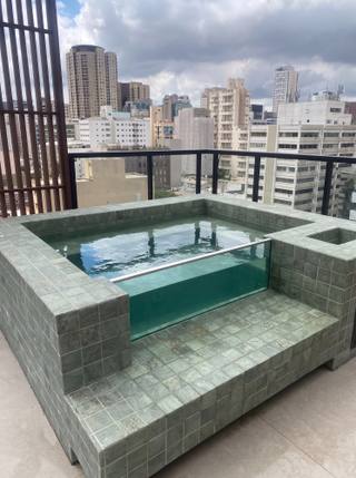 Spa de Cerâmica da Relaxy com frente de vidro em terraço