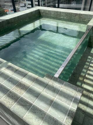 Spa de Cerâmica da Relaxy com frente de vidro em terraço